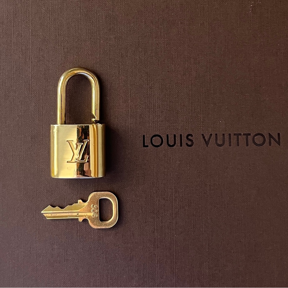 ⭐️SALE⭐️ #306 LOUIS VUITTON Vintage functioning Lock and Key. EUC.